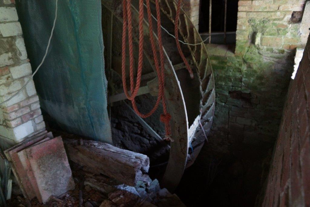 Water_Wheel_at_The_Old_Mill_Lower_Road.jpg