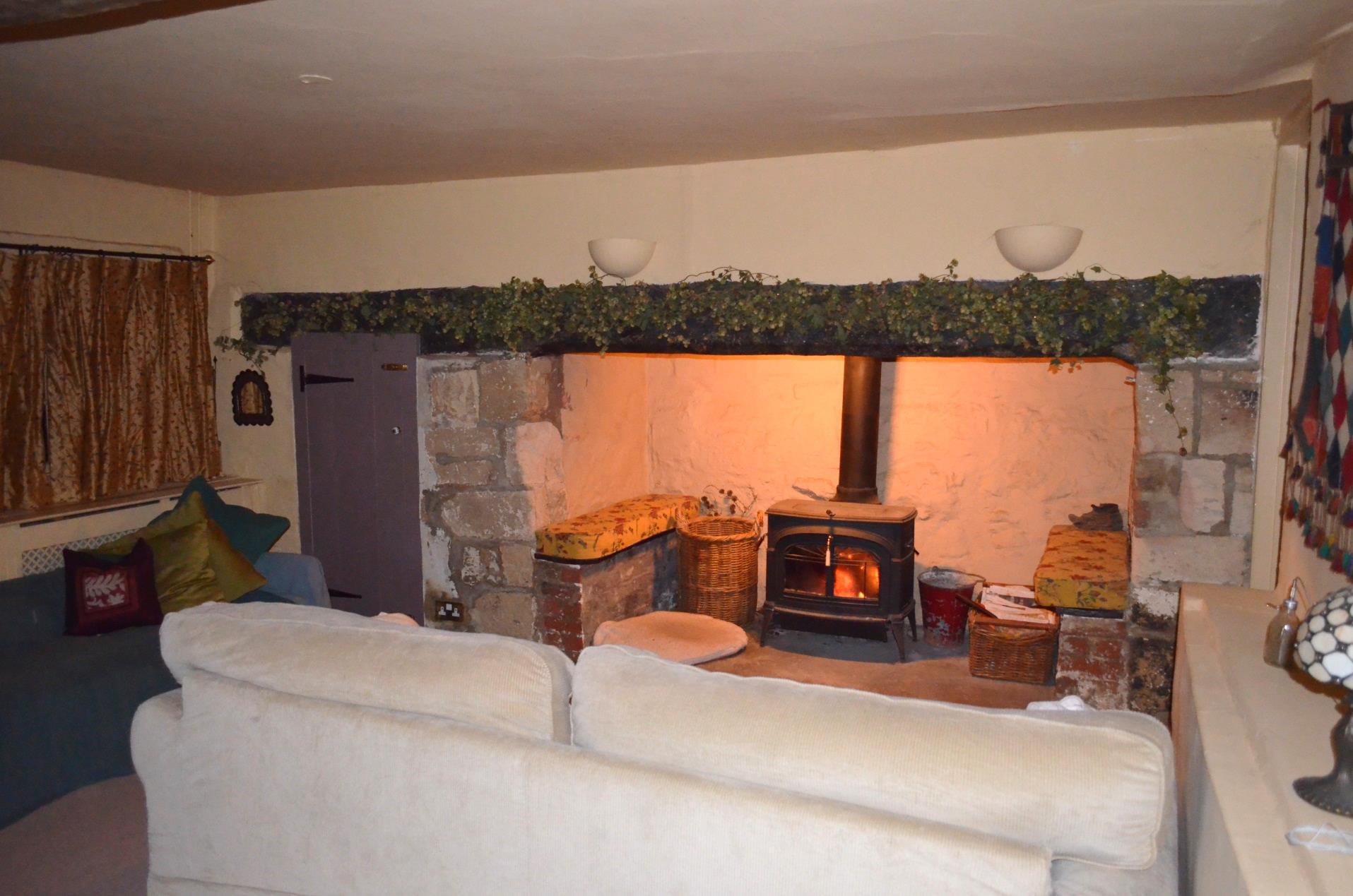 Former_kitchen_fireplace_and_bacon_larder.png