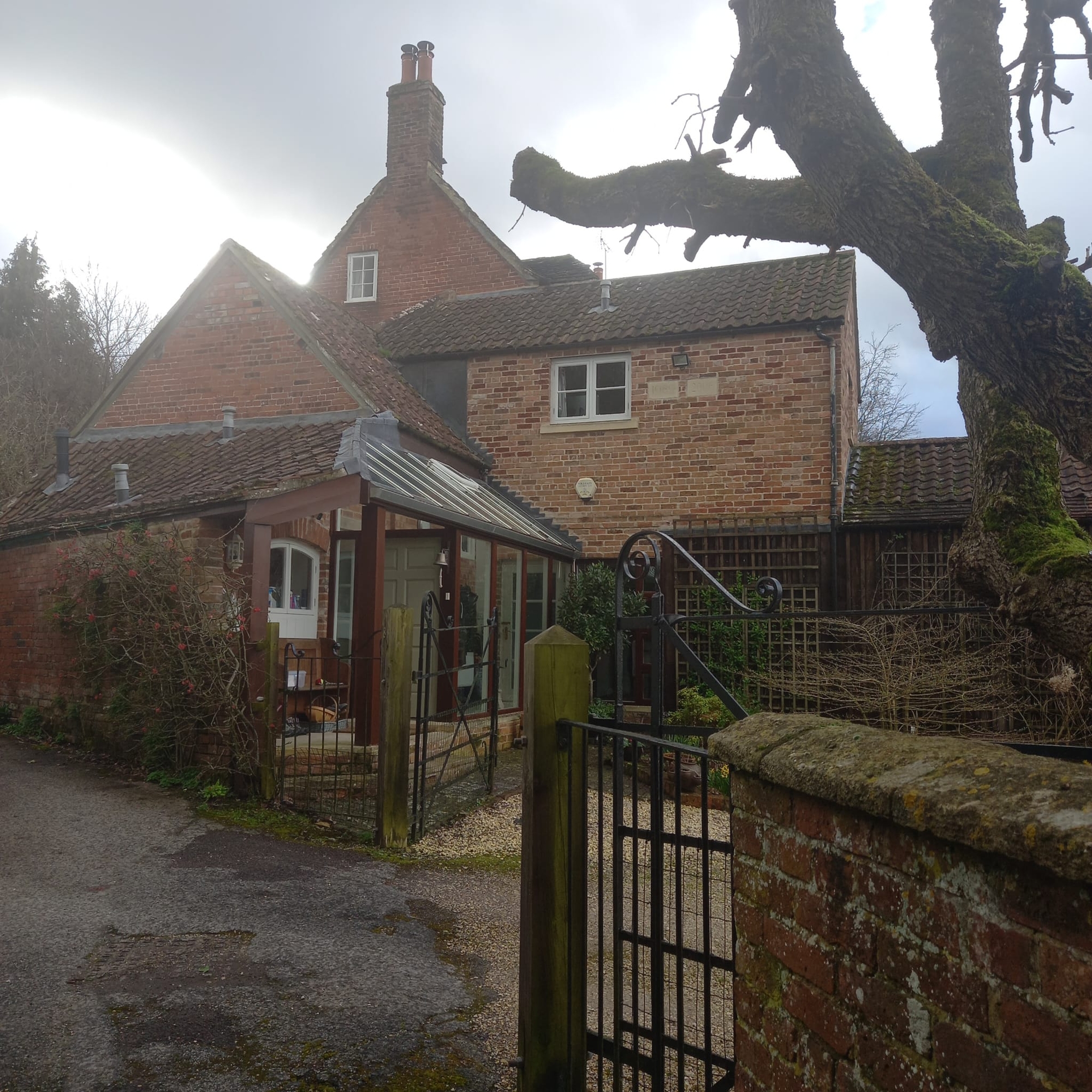 Side_view_of_Scotts_Farm_with_date_plaques_on_the_wall.jpg