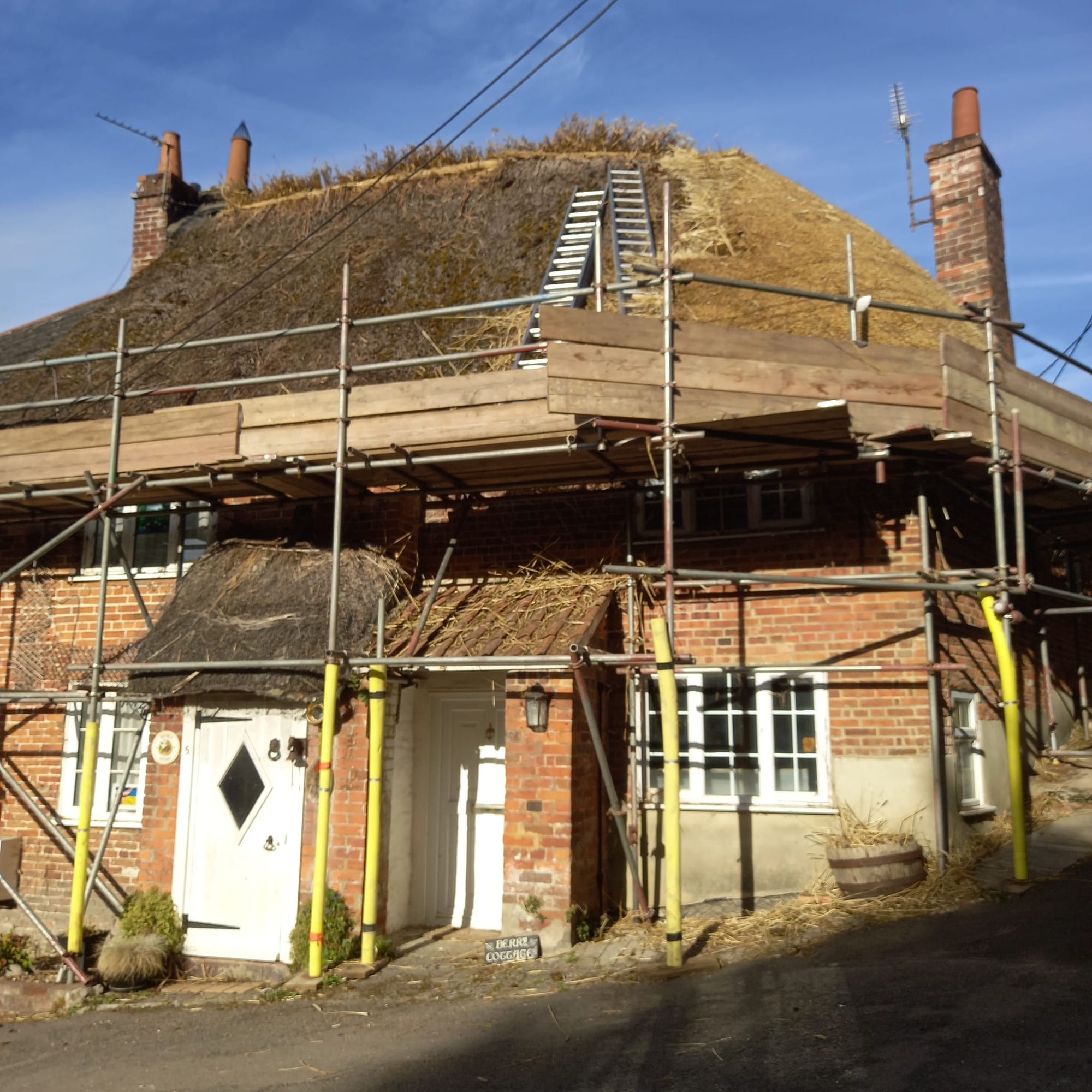 Bury_Lane_thatched_cottages.jpg